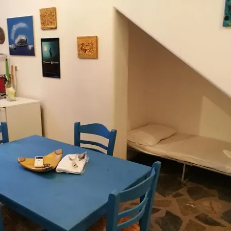 Big Blue, Paros Greece מלון דירות Alikí